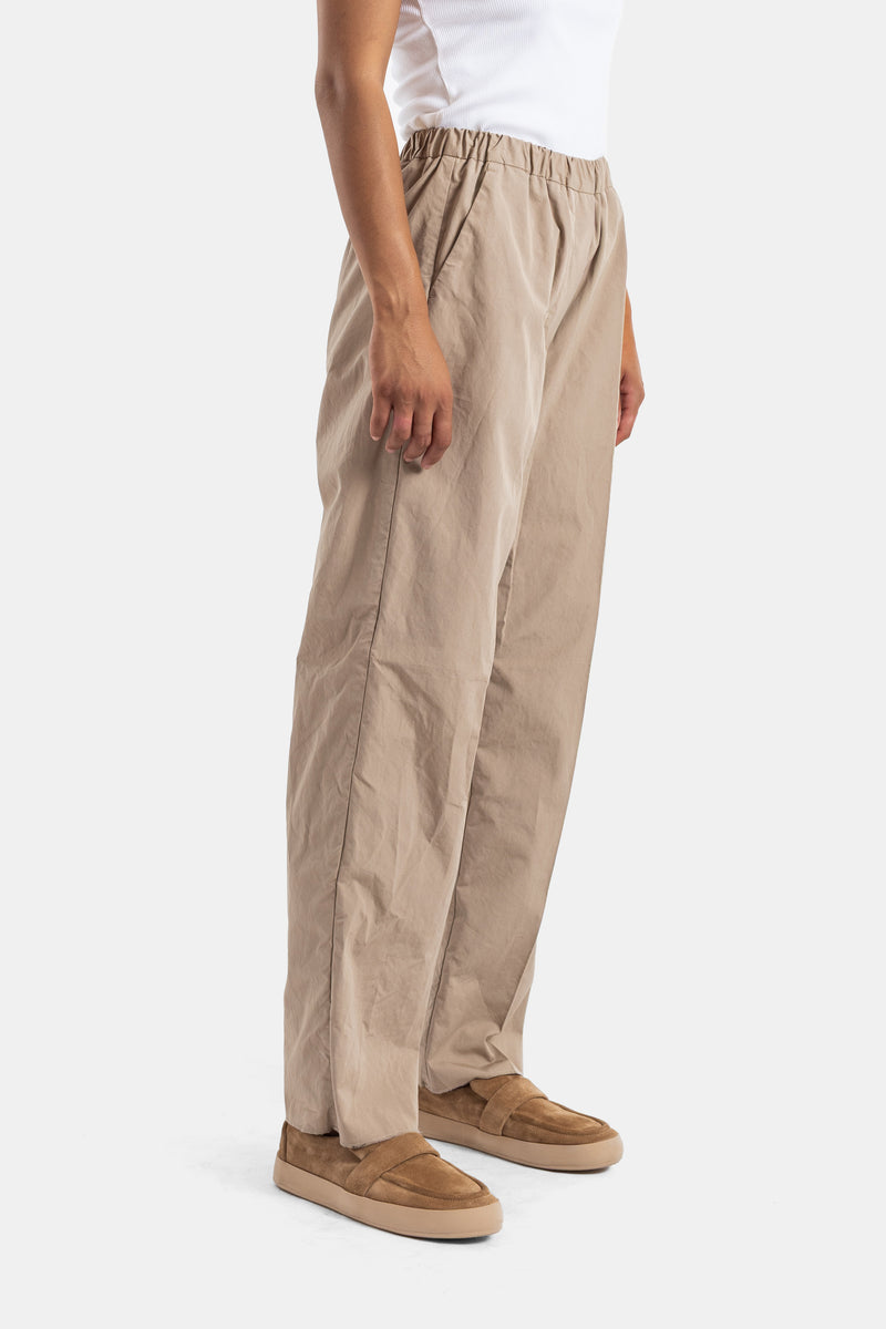 Bergfabel pantalon Silvy femme vue côté profil jambe large coton beige chaussures loafers camel