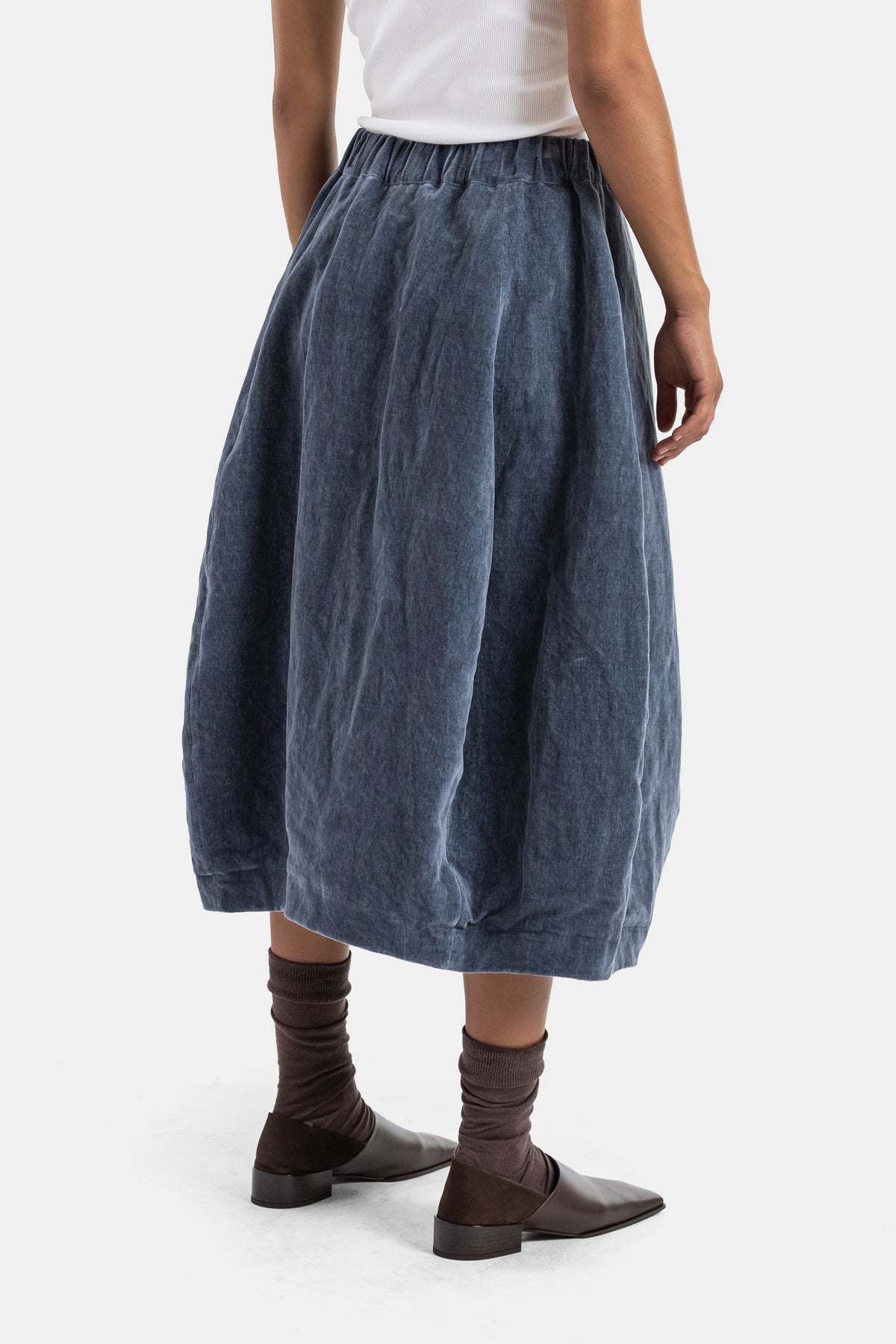 Bergfabel jupe Carla dos élastique froncé lin délavé bleu ardoise longueur midi avec chaussures plates marron