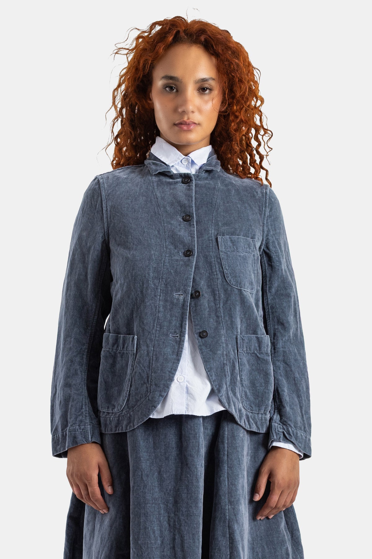 Bergfabel veste Caryl cintrée en velours côtelé bleu délavé, col rond, poches plaquées, coupe ajustée femme