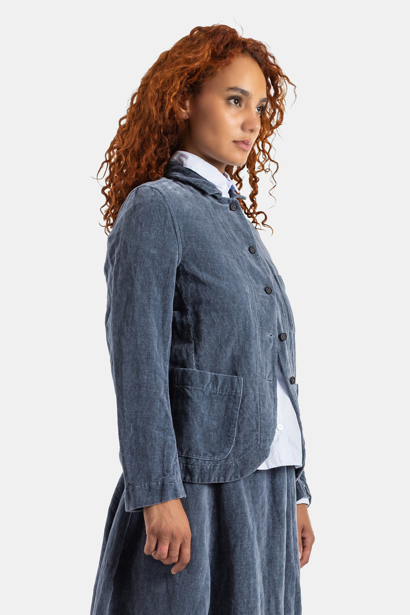 Bergfabel veste velours délavé bleu ardoise, vue de profil, boutonnage avant et détail poche patch