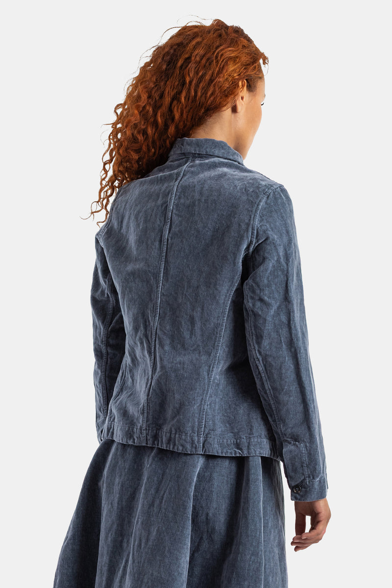 Bergfabel veste Caryl velours bleu dos, coupe cintrée coutures structurées, cheveux roux modèle féminin
