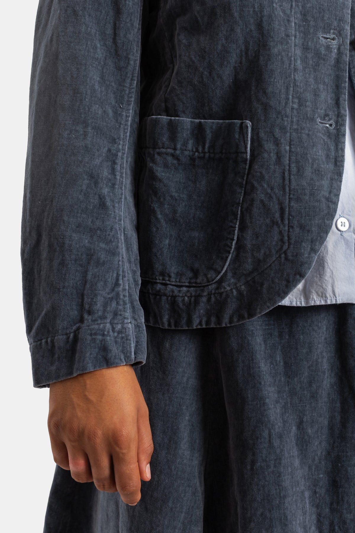 Bergfabel veste velours bleu délavé, zoom poche latérale cousue et manchette, superposée sur jupe assortie