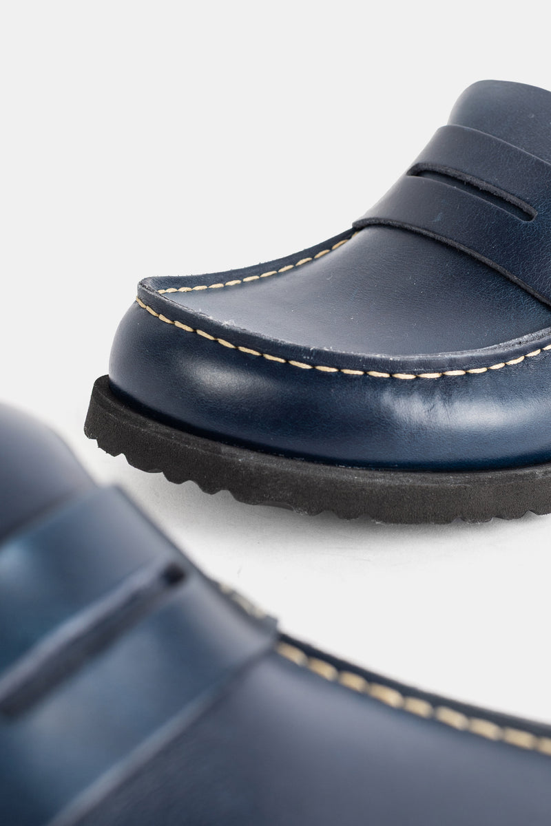 前足部のズームアップで捉えたBirkenstock 1774のNaplesネイビーミュール。細やかなクリーム色のステッチと、しっかりと地面を捉えるブラックのラバーシャークソールの緻密な質感。