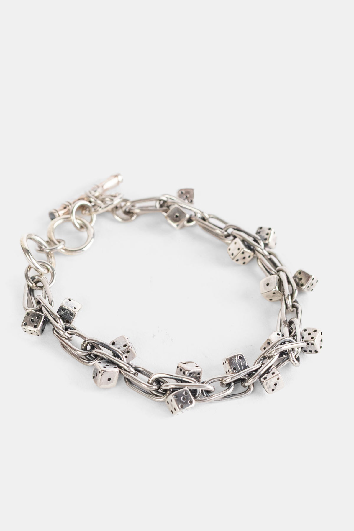 Bru Na Boinne Damenschmuck Dice Trap Armband aus Silber mit Gliedern und mehreren gravierten Mini-Würfeln