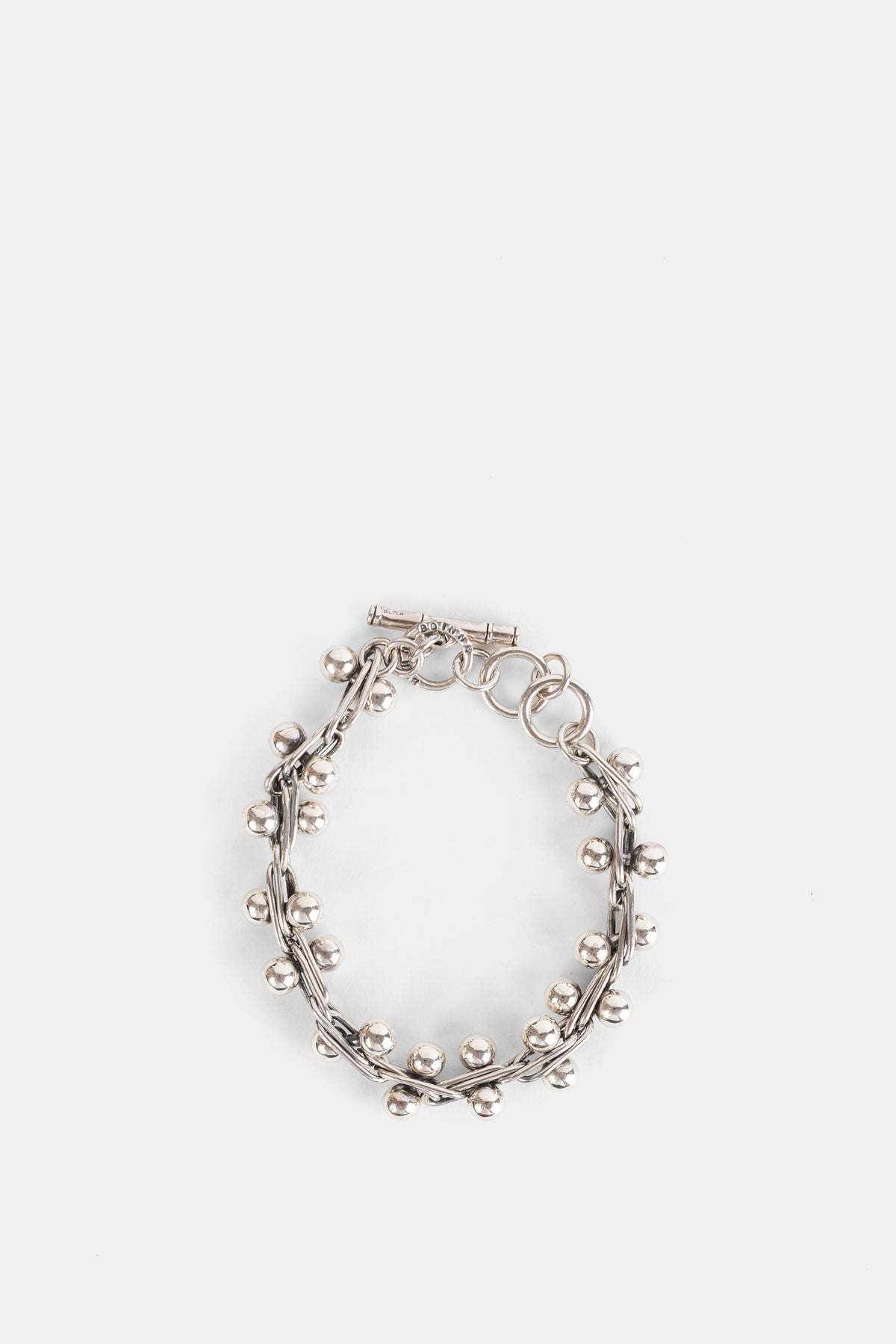 Bru Na Boinne Gari Trap Silberarmband mit verschlungener Gliederkette, runden Perlen und Knebelverschluss.