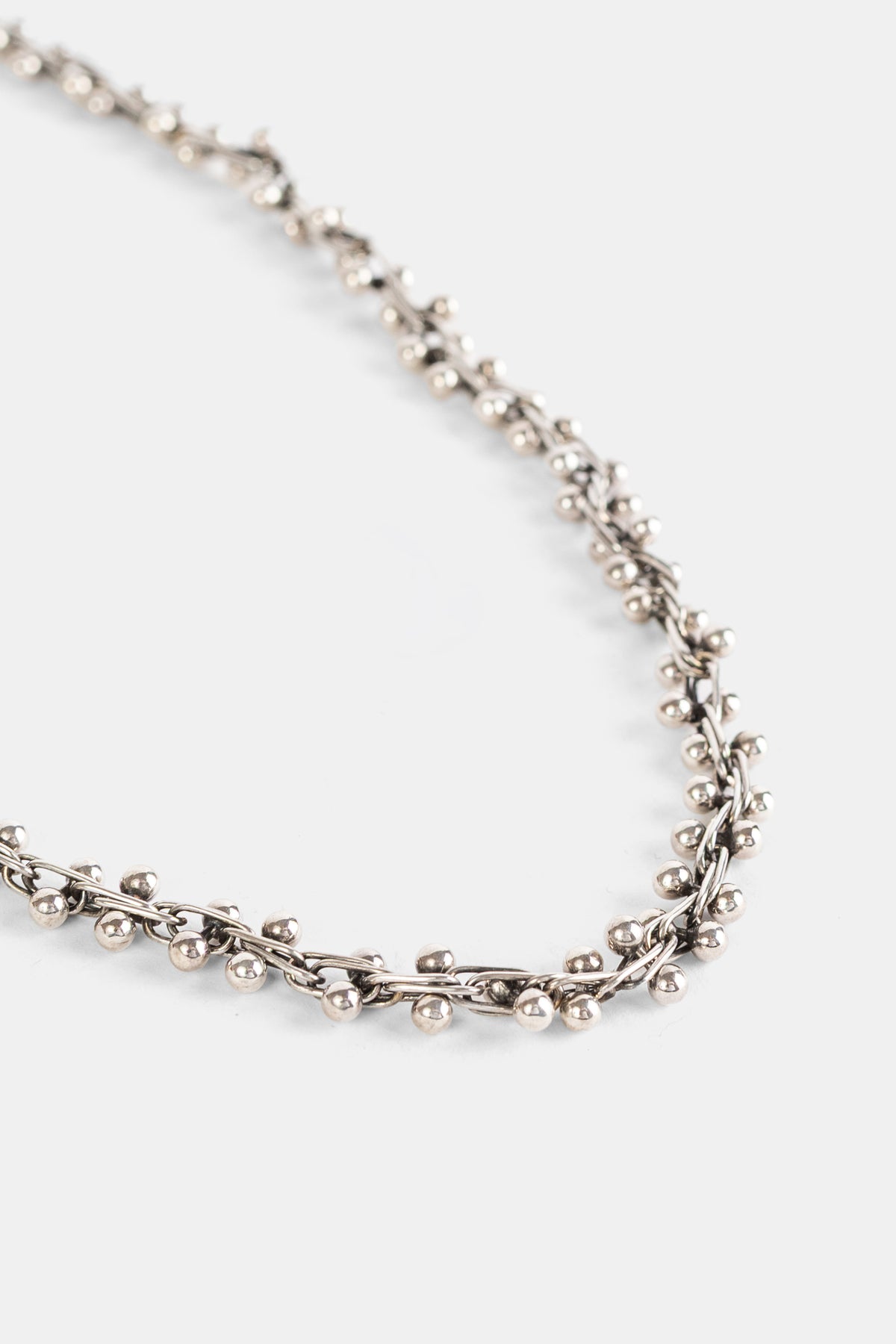 Bru Na Boinne collier Petit Garri Trap argent, maillons entrelacés ornés de billes sphériques, vue rapprochée détail