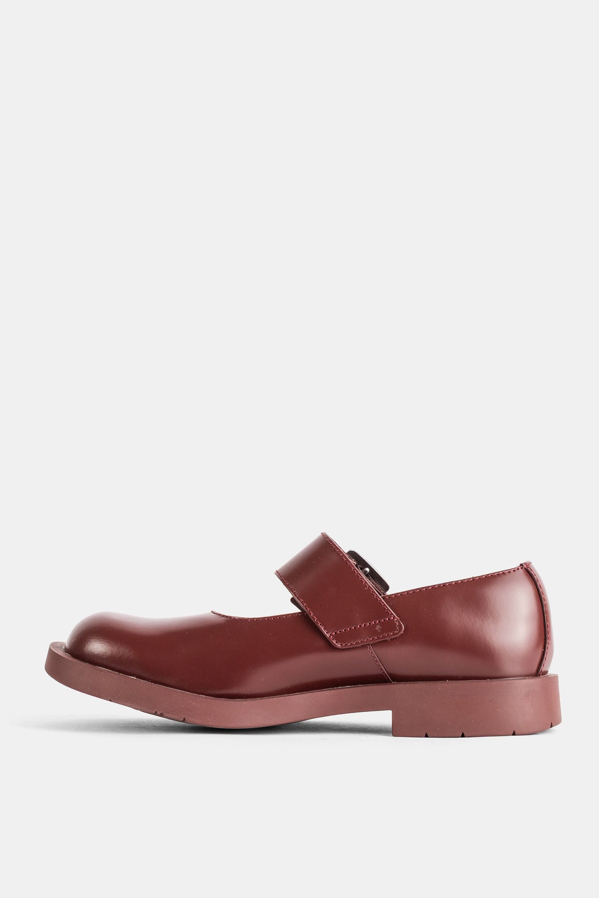 Profilo del mocassino Camper MIL 1978 bordeaux in pelle, cinturino largo e suola piatta tono su tono
