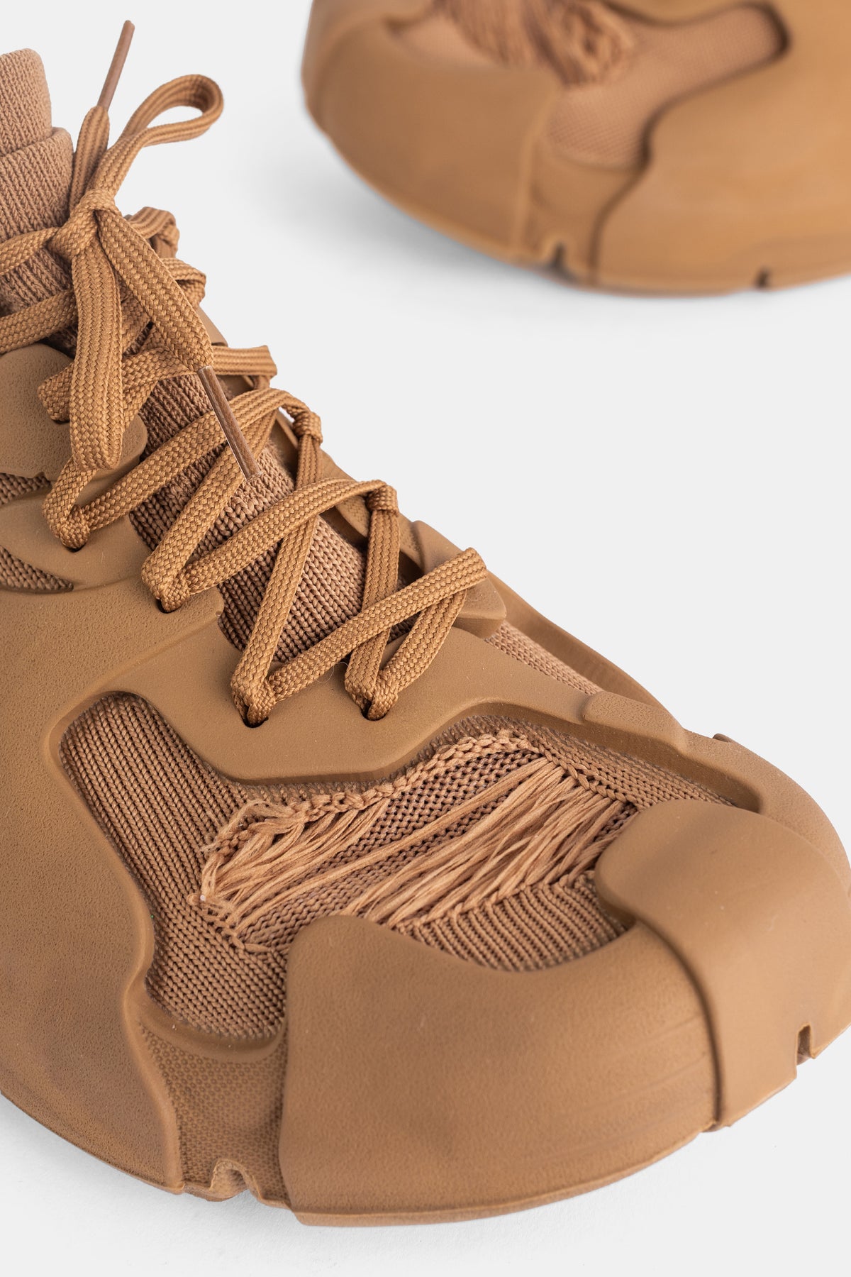 Camper Tossu camel high sneaker, zoom on round braided laces and frayed mesh inserts on a soft shell.