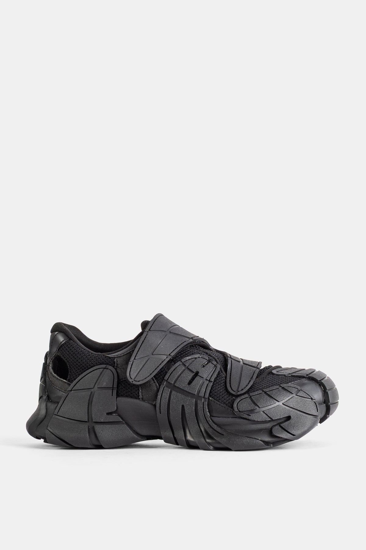 Sneakers Camper Tormenta nere strutturate con inserti in gomma modellata e spessa suola chunky da donna.