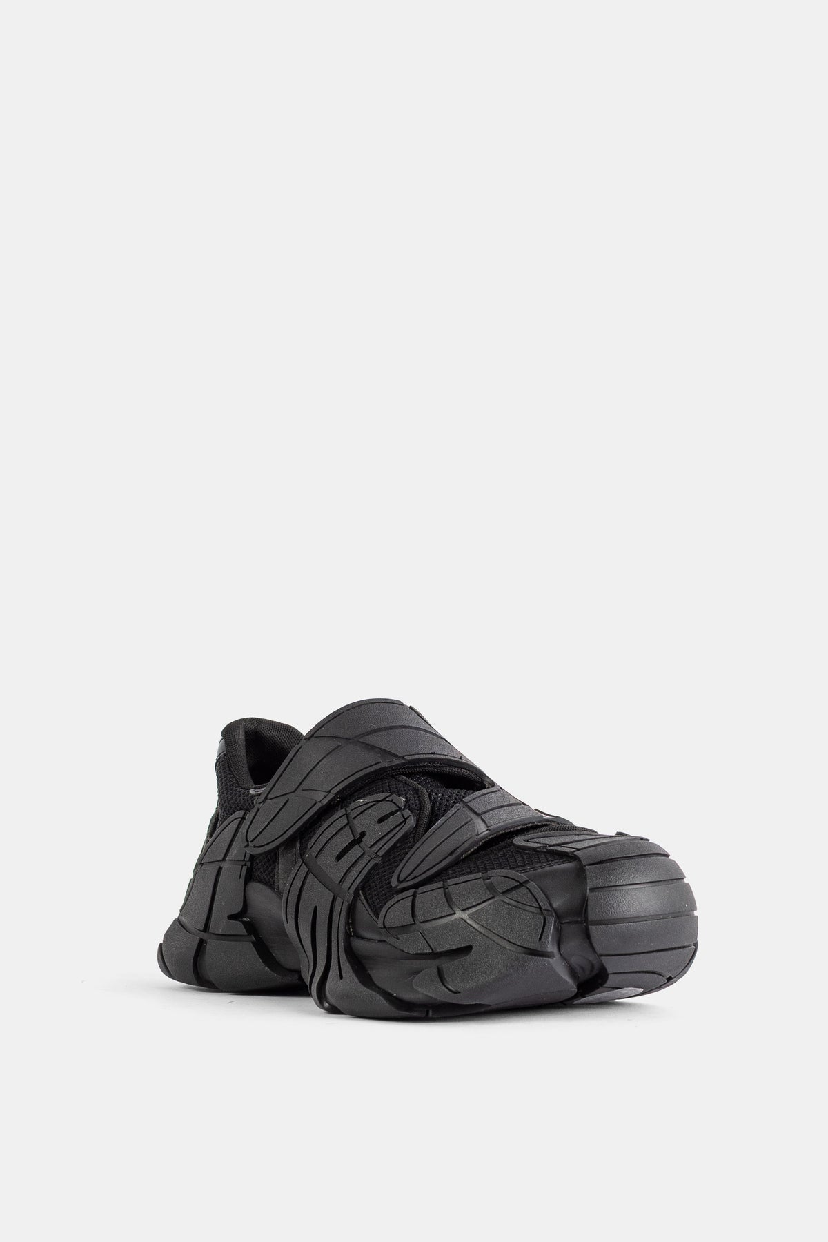 Sneakers da donna Camper Tormenta nere in vista a tre quarti con cinturino in velcro e suola rialzata.