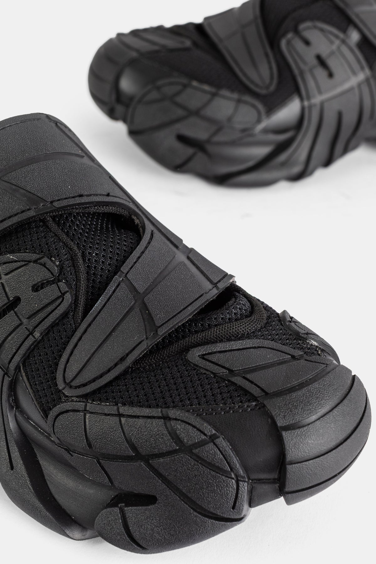 Sneakers Camper Tormenta nere primo piano anteriore con mesh tecnico e punta protettiva in gomma sagomata.