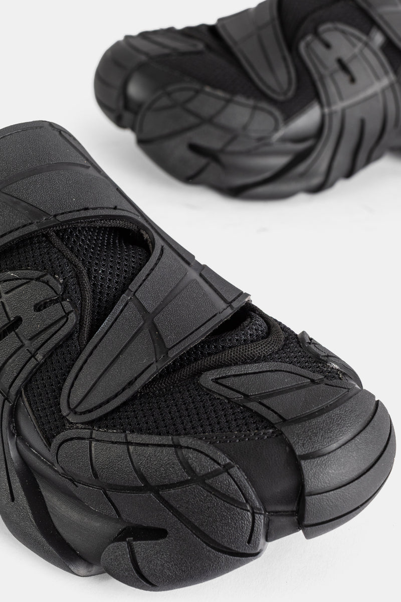 Sneakers Camper Tormenta nere primo piano anteriore con mesh tecnico e punta protettiva in gomma sagomata.