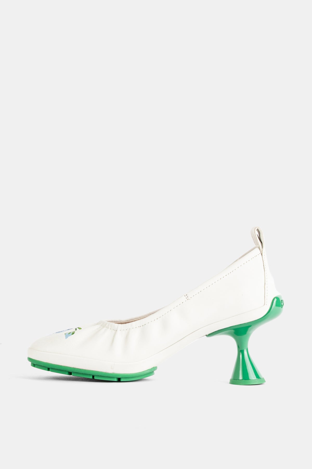 Décolleté Camper Right vista di profilo, pelle bianca arricciata, tacco a fungo verde e suola a contrasto