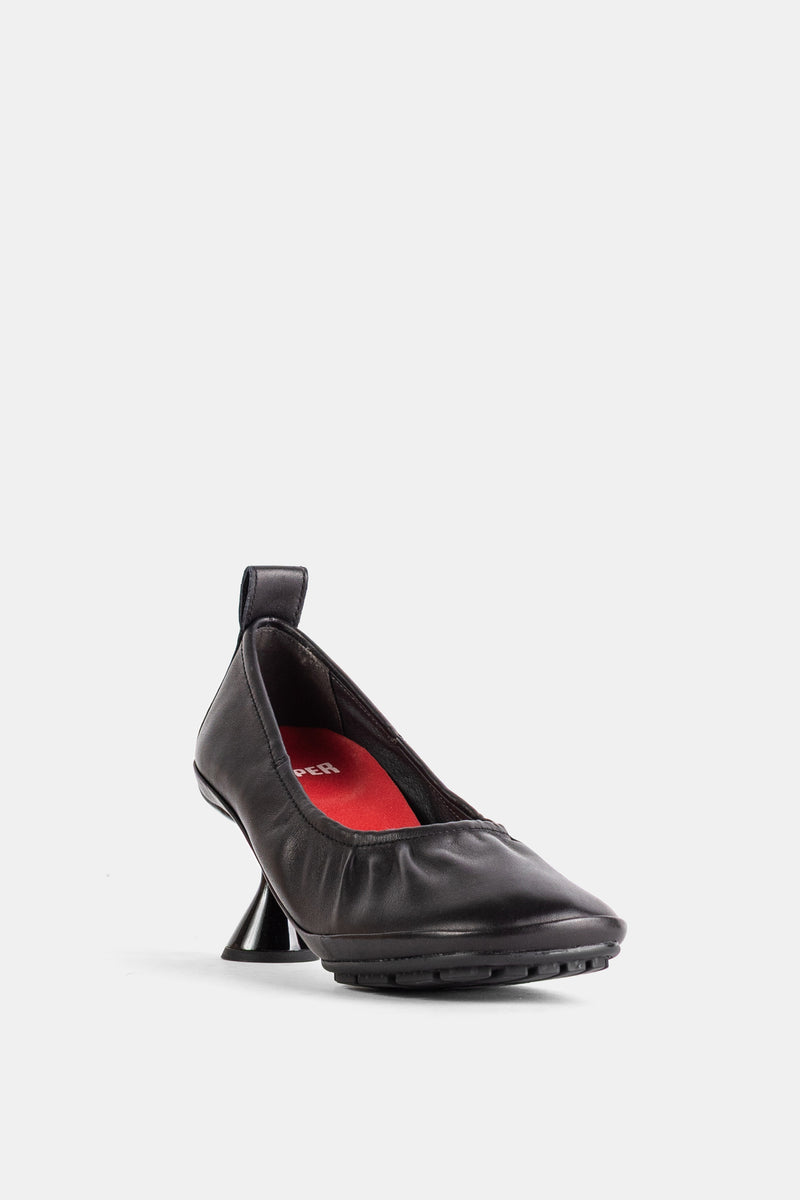 Décolleté da donna Camper in pelle nera con interno rosso vivo e tacco conico, vista frontale.