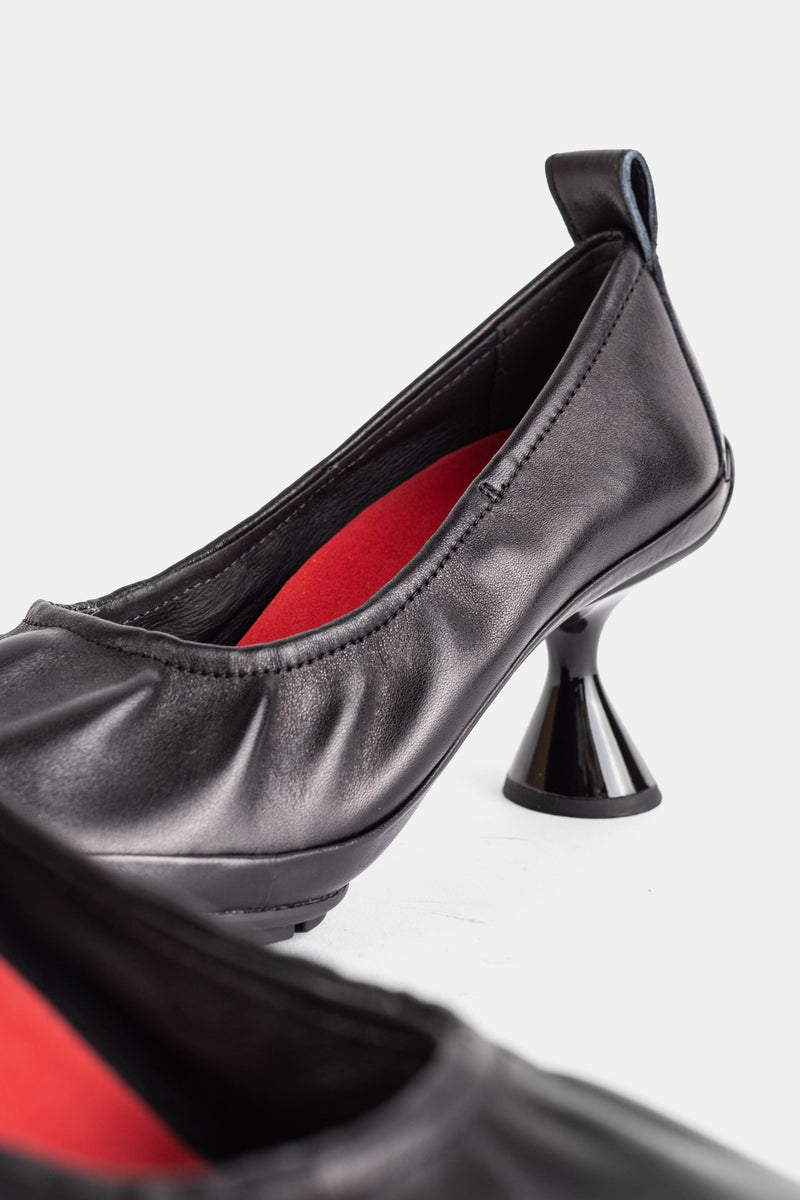Zoom décolleté Camper Right nera, tacco scultoreo laccato a doppio cono e fodera interna rossa.