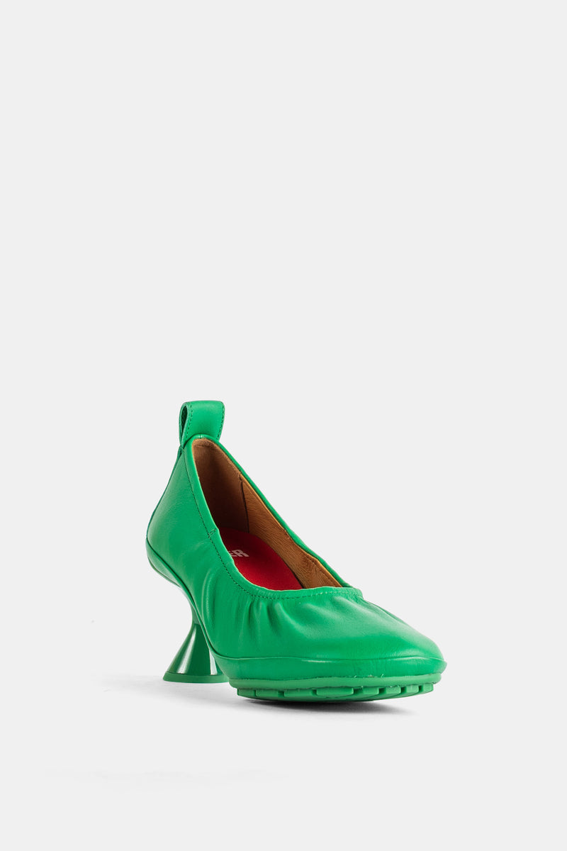 Décolleté Camper Right in pelle verde con suola carrarmato, tacco conico e fodera interna rossa e camel.