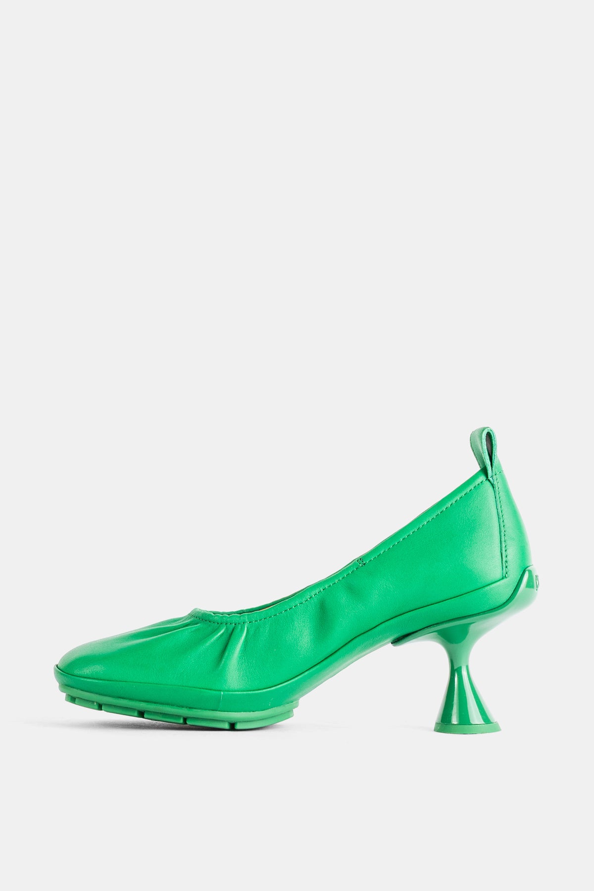Profilo laterale delle décolleté Camper Right in pelle verde con tacco scultoreo svasato e tomaia plissettata.