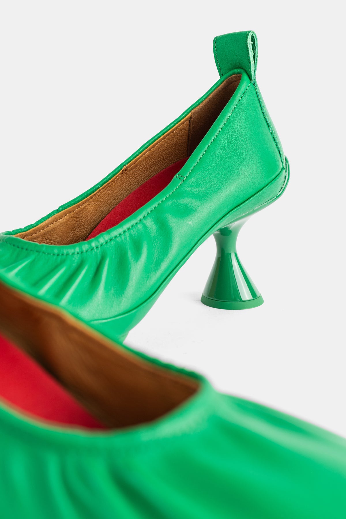 Dettaglio décolleté Camper Right in pelle verde con tacco a rocchetto lucido e contrafforte con passante sul retro.