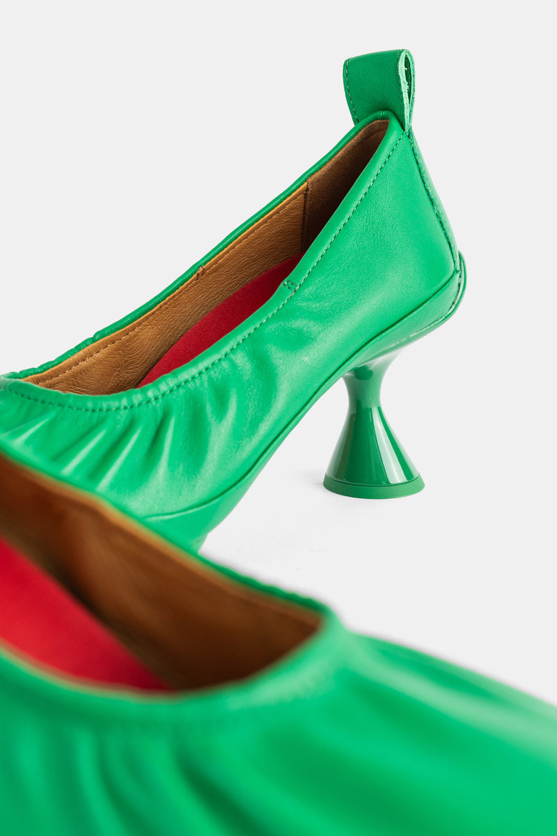 Dettaglio décolleté Camper Right in pelle verde con tacco a rocchetto lucido e contrafforte con passante sul retro.