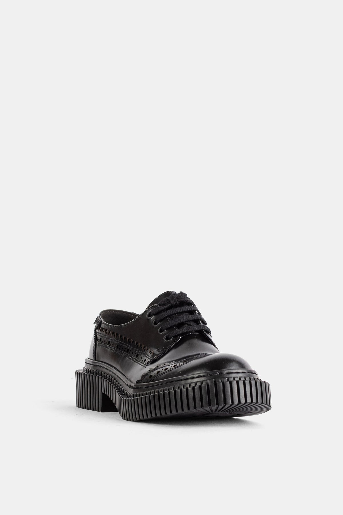 Sapato Camper Pix de atacadores pretos em pele brilhante com sola plataforma ranhurada e detalhes brogues