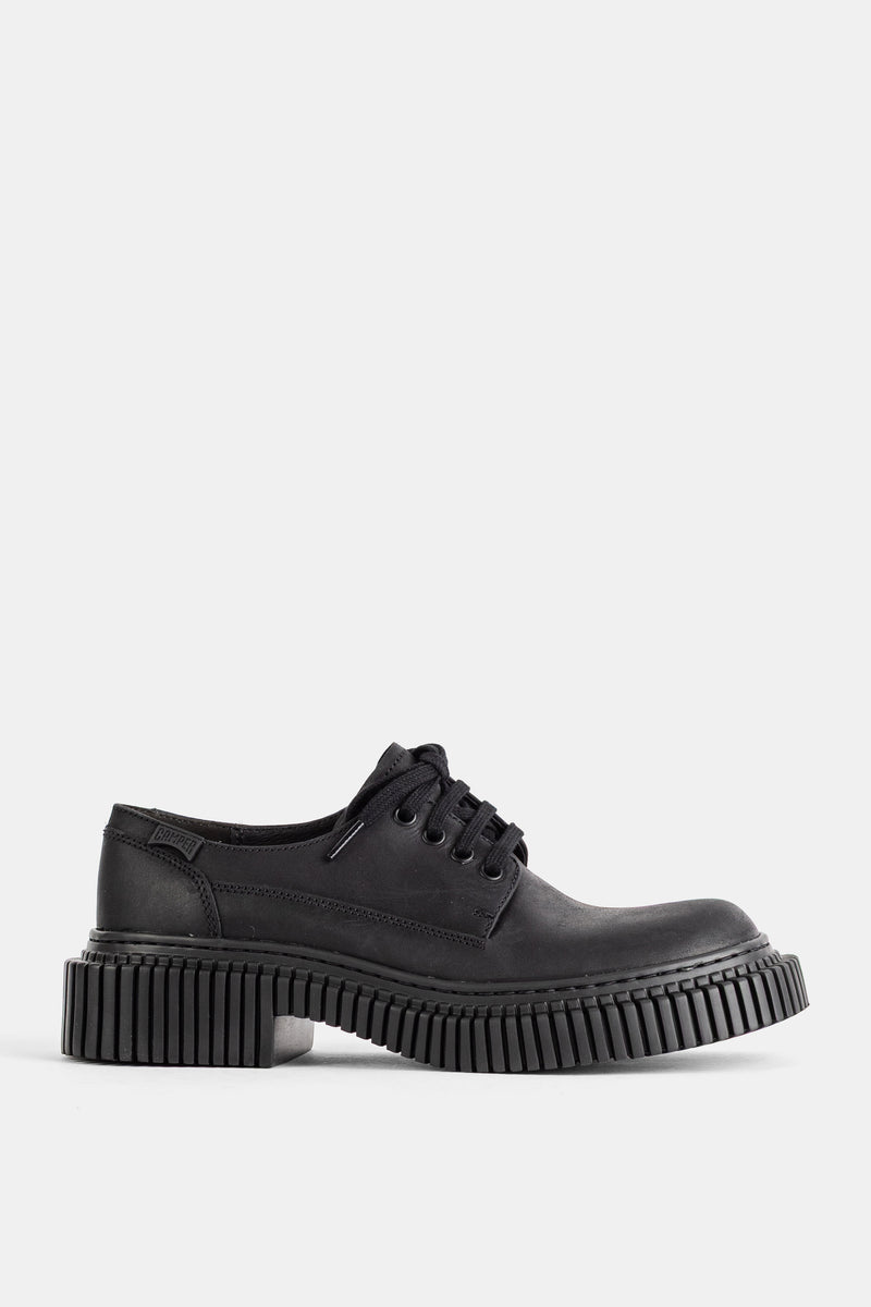 Scarpe Camper Derby Pix in pelle nubuck nera dotate di una spessa suola scanalata, vista laterale di profilo
