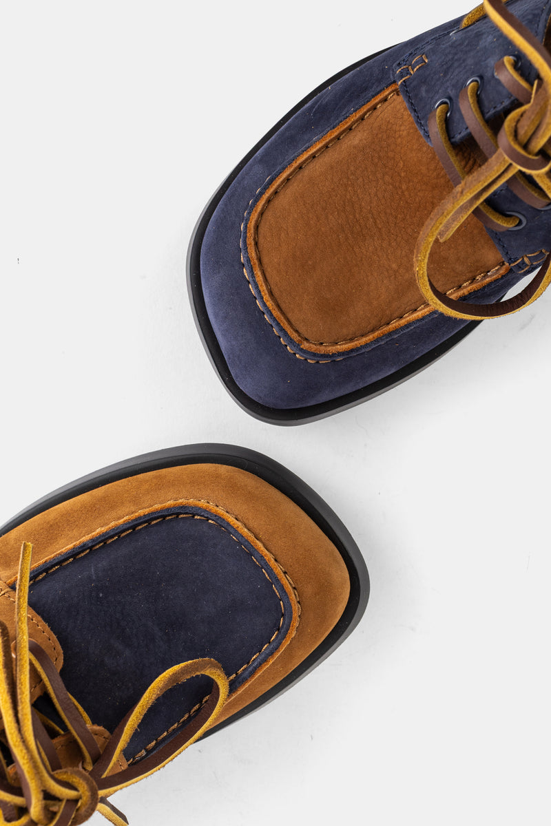 Camper Dana dessus de chaussures nubuck marine et cognac coutures apparentes semelle noire vue plongeante