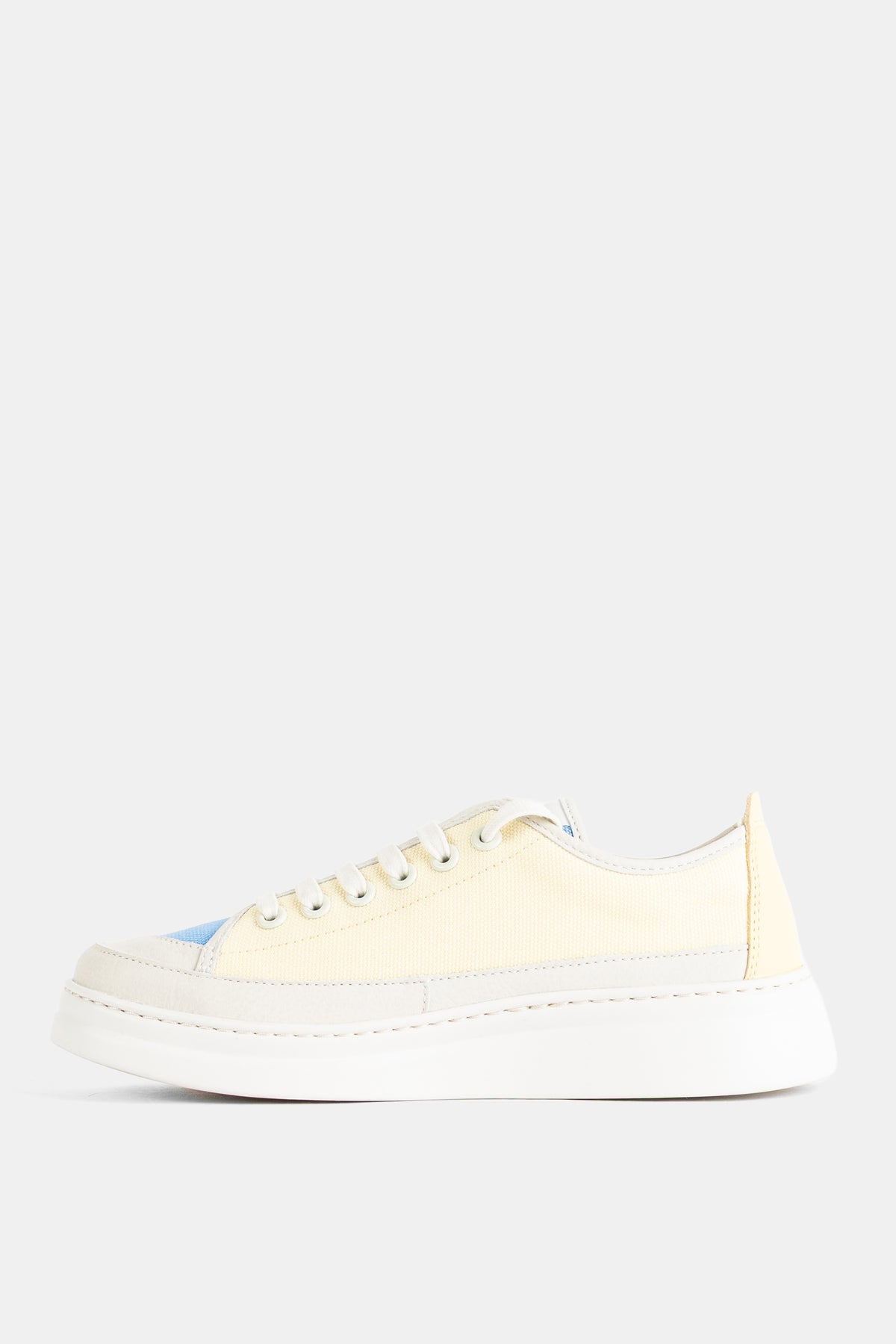 Sapatilhas de mulher Camper Runner Up em perfil lateral direito com lona marfim, detalhe azul pastel e calcanhar branco