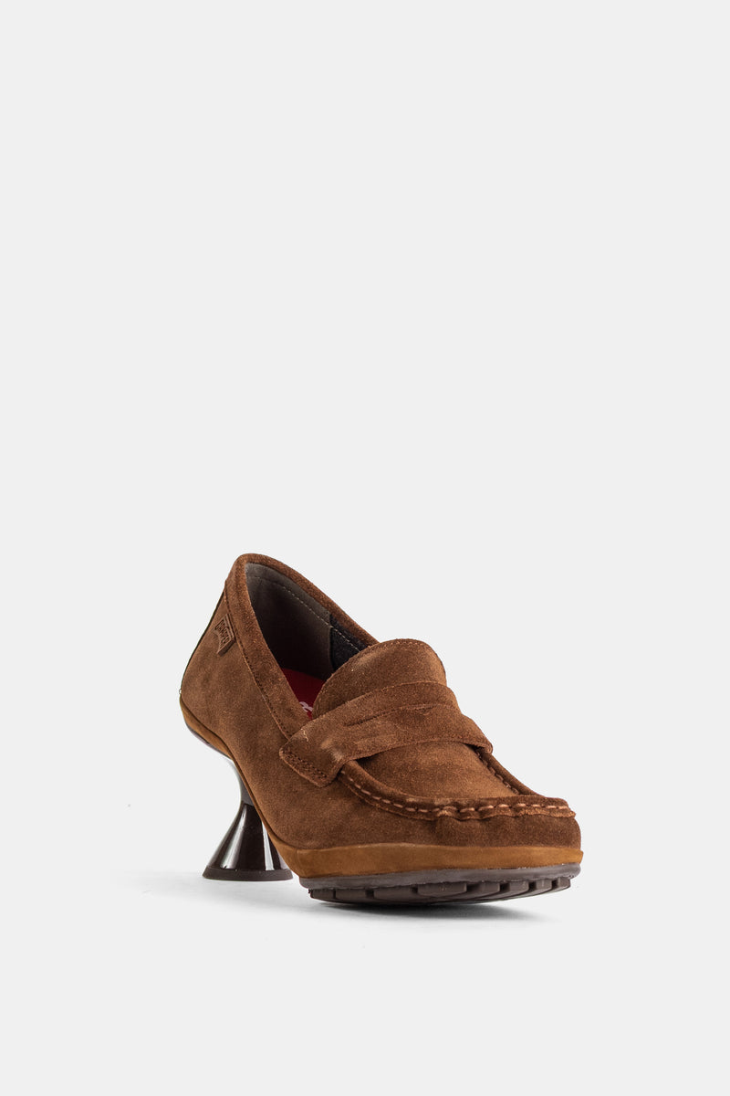 Camper Damen-Loafer aus camel Wildleder mit skulpturalem Kegelabsatz, Dreiviertelansicht, rotes Innenfutter.