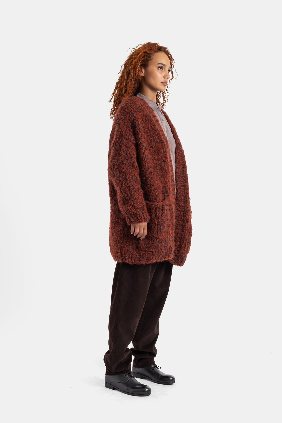 Cardigan Elsa Casey Casey in maglia mohair chiné marrone di profilo, lunghezza a metà coscia e maniche a palloncino.