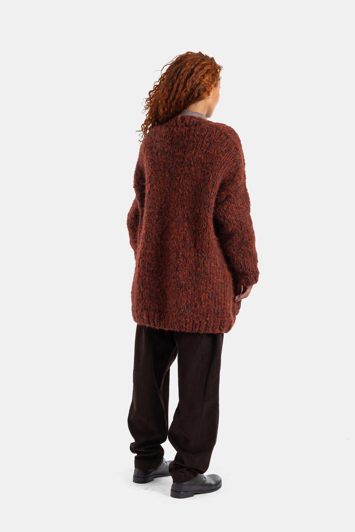 Vista posteriore del cardigan Elsa Casey Casey in maglia bouclè chiné marrone ruggine, silhouette rilassata.
