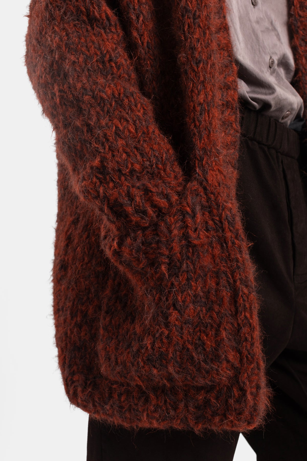 Dettaglio tasca del cardigan Elsa Casey Casey in grossa maglia chiné marrone ruggine, texture mohair bouclè.