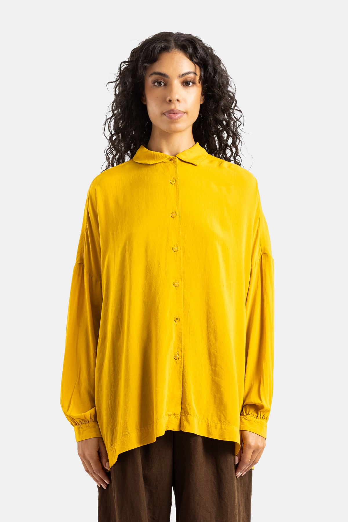 Camicia Squarbi Casey Casey oversize girocollo a maniche lunghe con polsini arricciati in tessuto fluido giallo senape