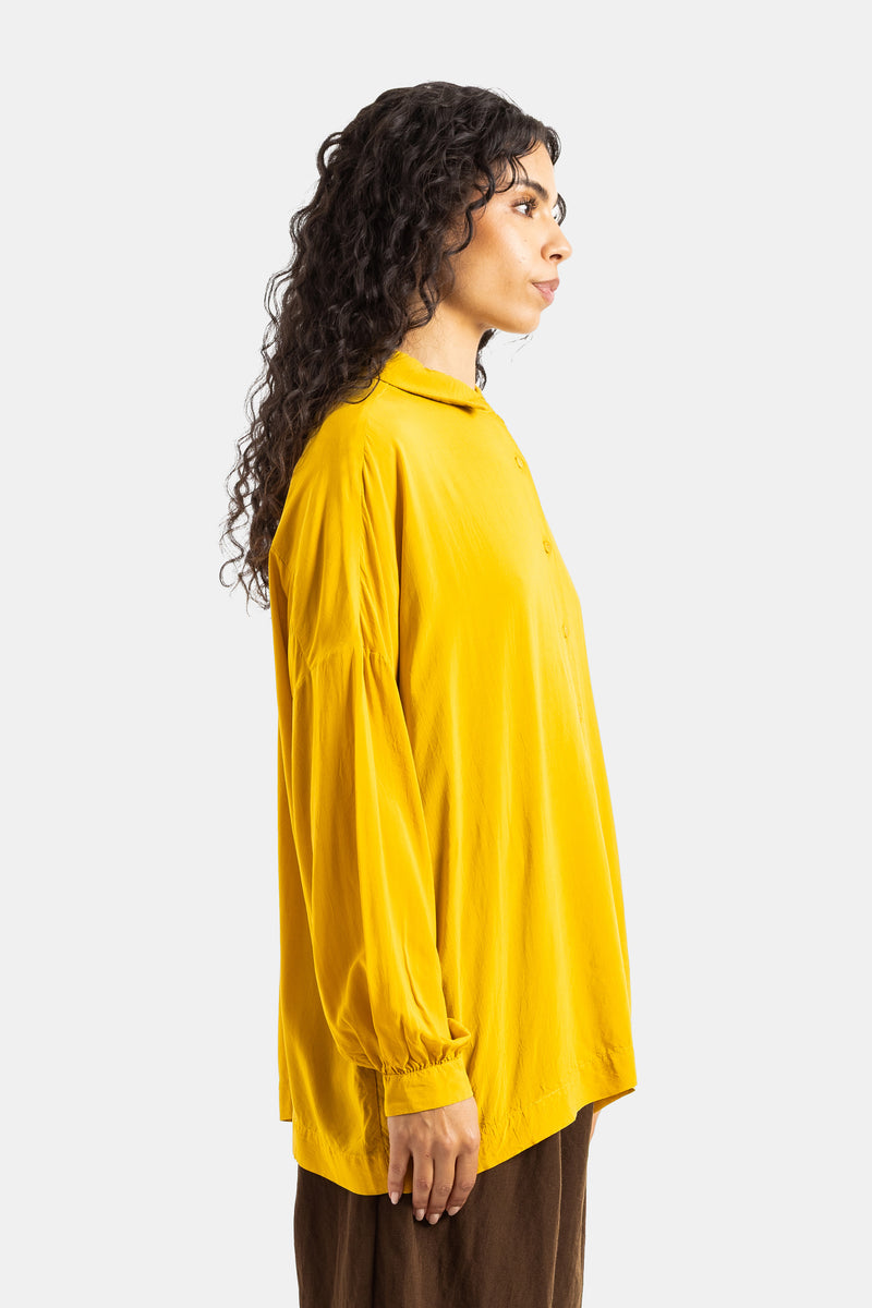 Camicia da donna Squarbi Casey Casey vista di profilo con taglio ampio e cadente in satin fluido color oro