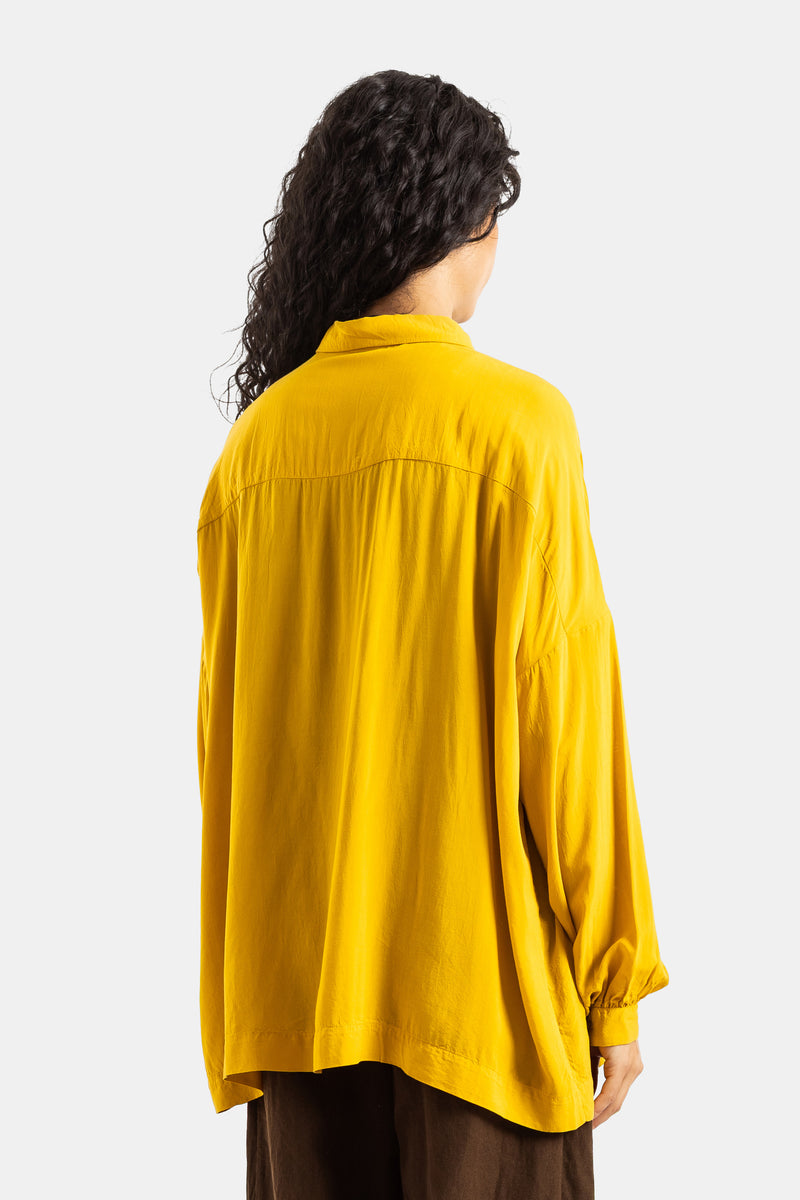 Retro camicia Squarbi Casey Casey oversize giallo senape con carré sulle spalle e maniche ampie in tessuto satinato