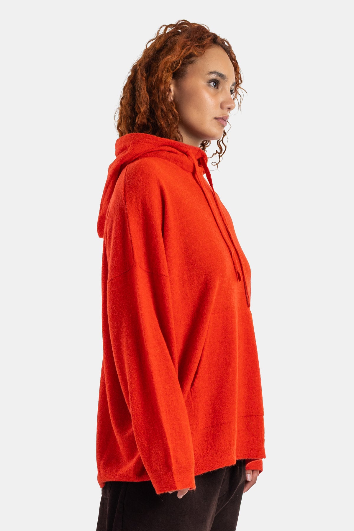 Casey Casey pull femme en laine texturée orange vue de profil, coupe ample et manches longues