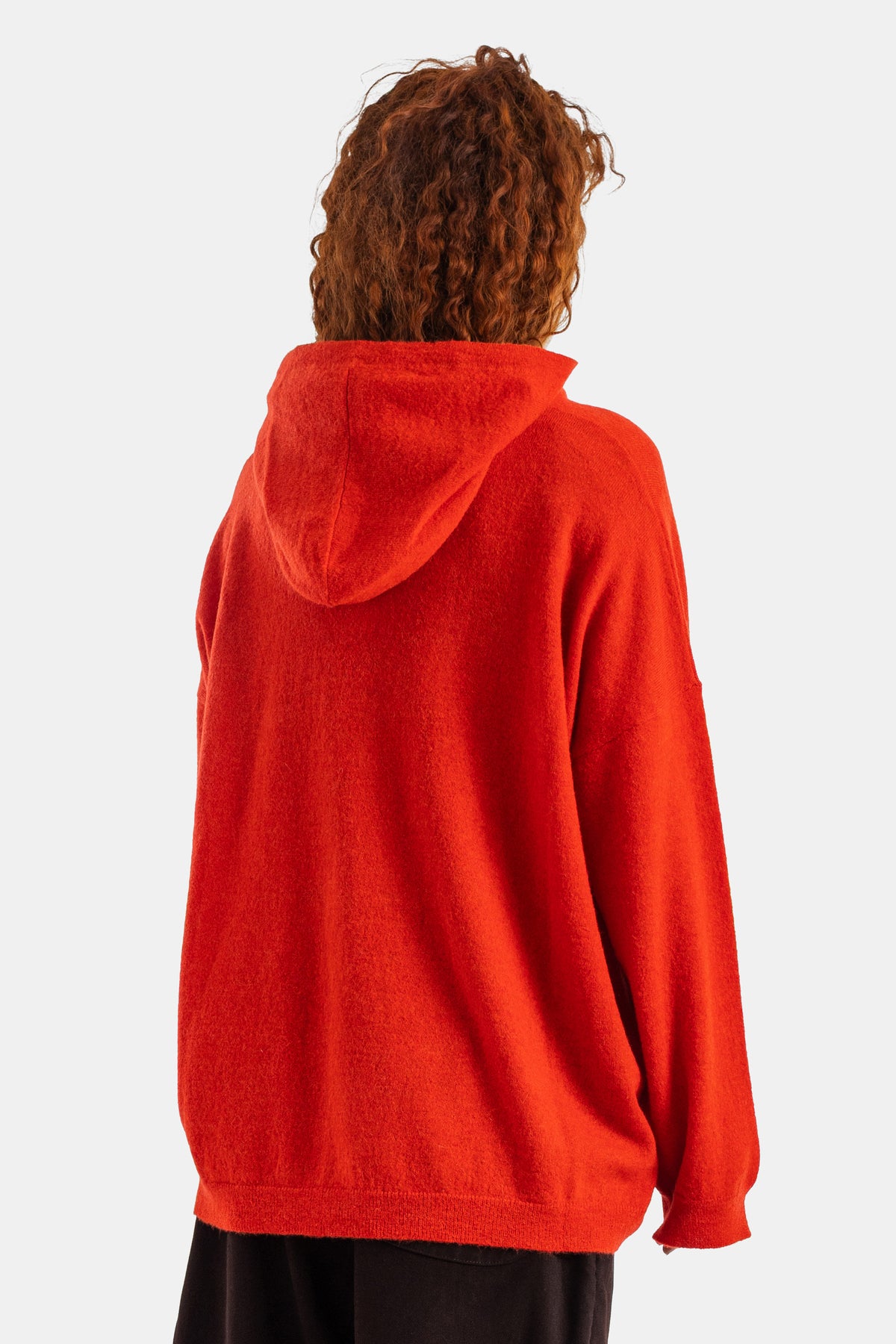 Casey Casey hoodie femme dos, maille orange vif texturée, capuche tombante et coupe oversize relaxed