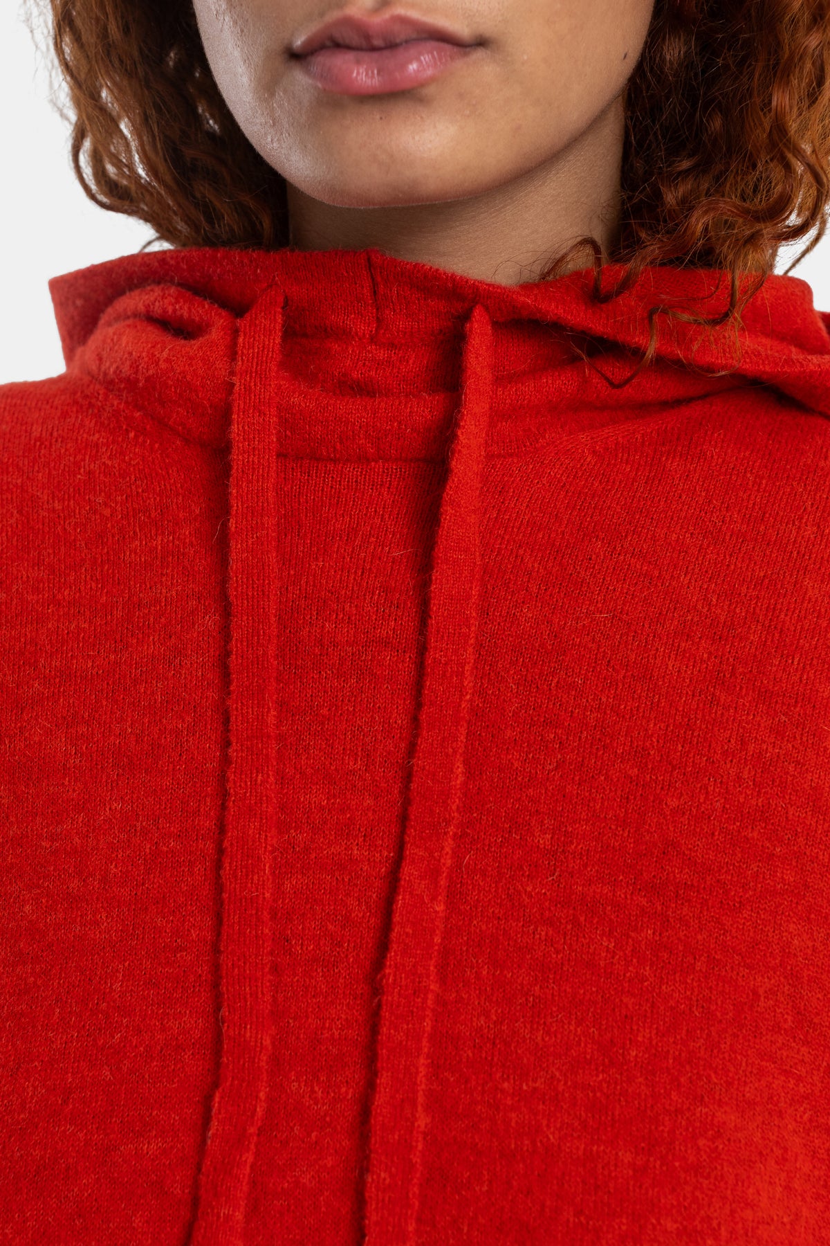 Casey Casey hoodie femme rouge vif, zoom sur le col capuche et cordon de serrage en maille douce