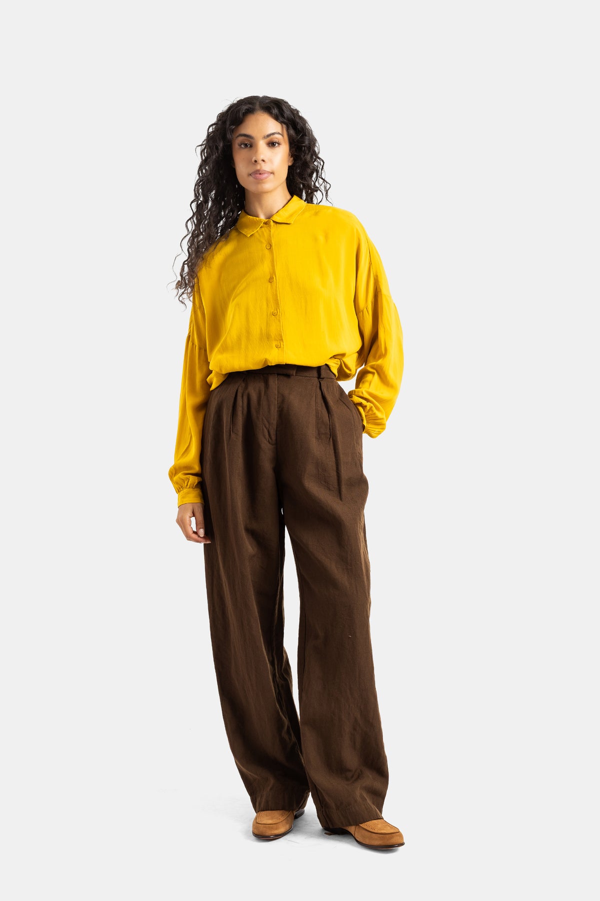 Pantaloni larghi Casey Casey in lino e cotone marrone con camicia senape, gamba fluida e scarpe color cammello
