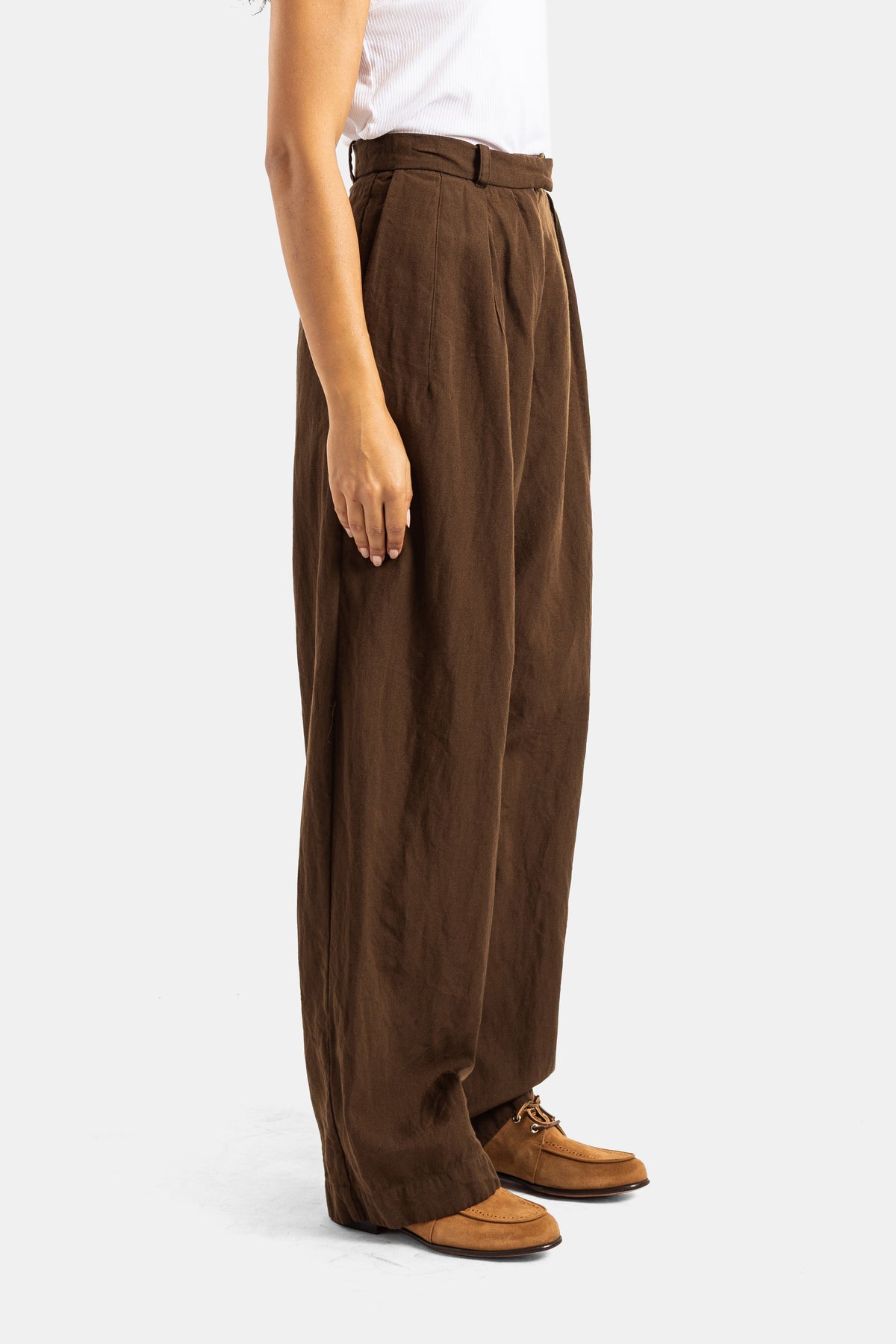 Pantaloni Casey Casey in lino e cotone marrone vista di profilo, cintura integrata e pieghe sul davanti