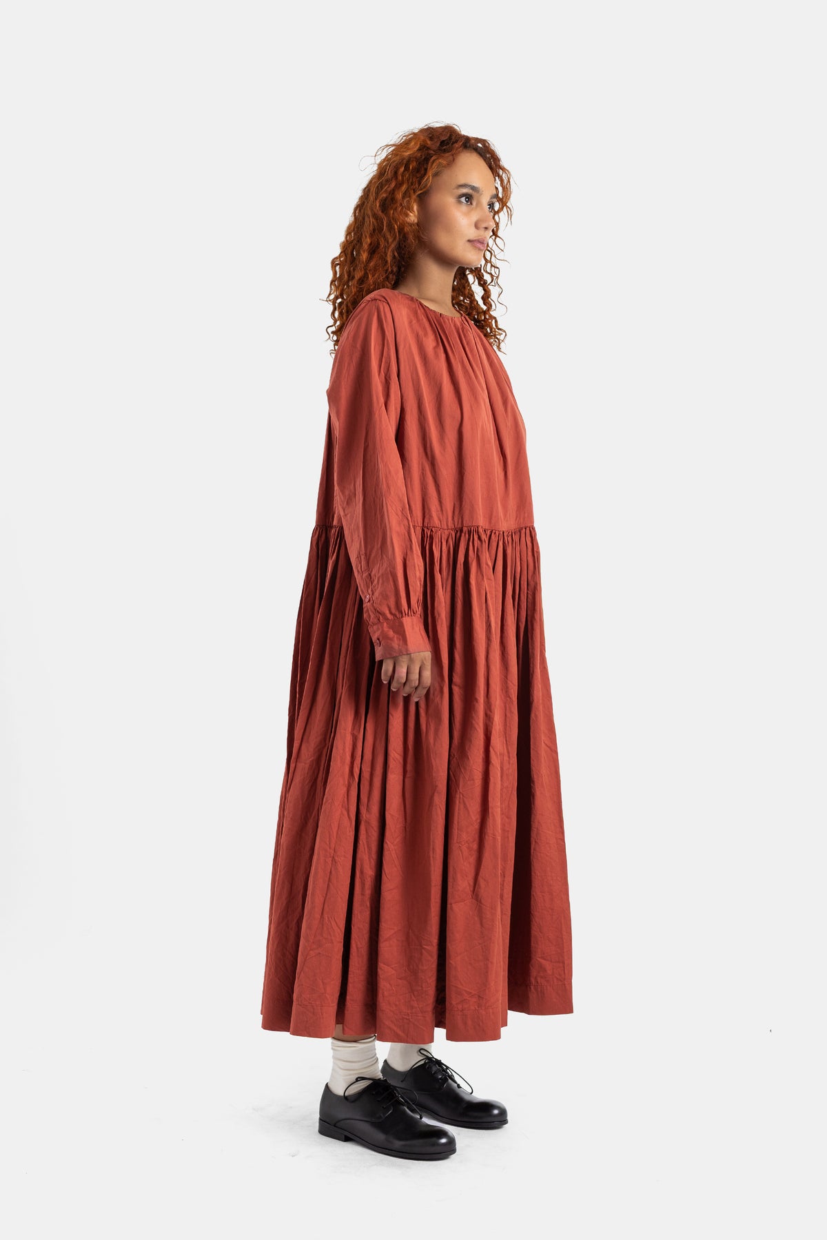 Vestido Pomme Rouche de Casey Casey en algodón arrugado ladrillo de perfil con silueta voluminosa y largo maxi.