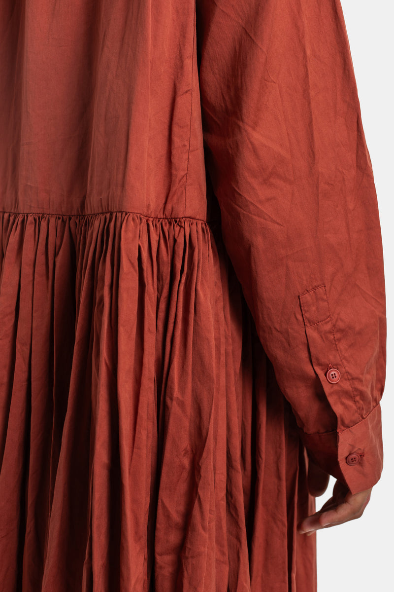 Detalle de puño abotonado y frunces de cintura del vestido Pomme Rouche de Casey Casey en algodón ladrillo arrugado.