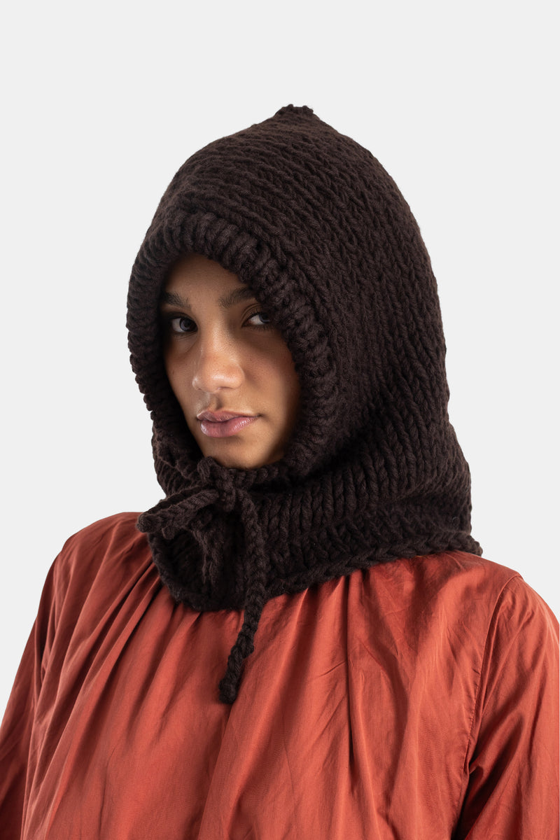 Vestido Pomme Rouche de Casey Casey con pasamontañas de punto grueso marrón chocolate y cuello snood de algodón ladrillo.