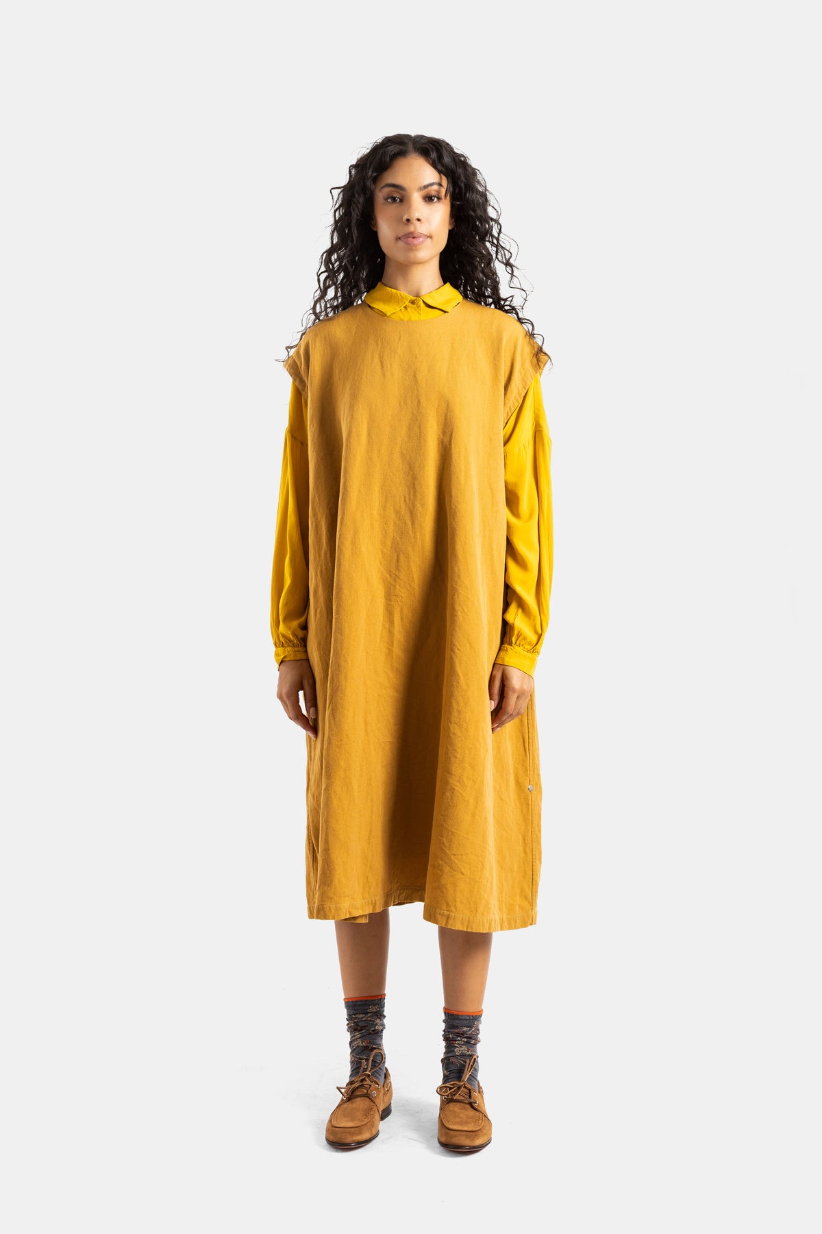 Vestido Casey Casey Valeme oversize com gola Claudine e mangas bufantes em algodão amarrotado mostarda.