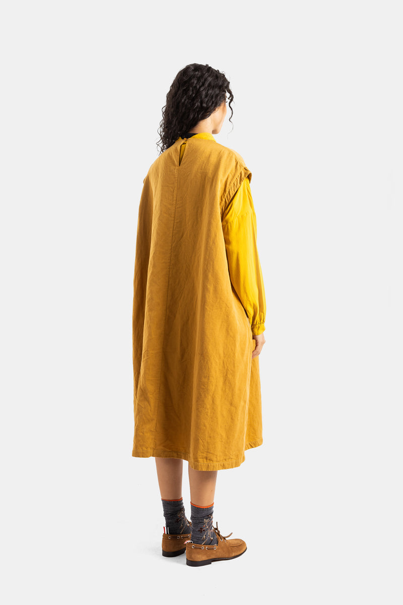 Costas do vestido Casey Casey Valeme oversize em algodão amarrotado mostarda com corte trapézio e franzidos.