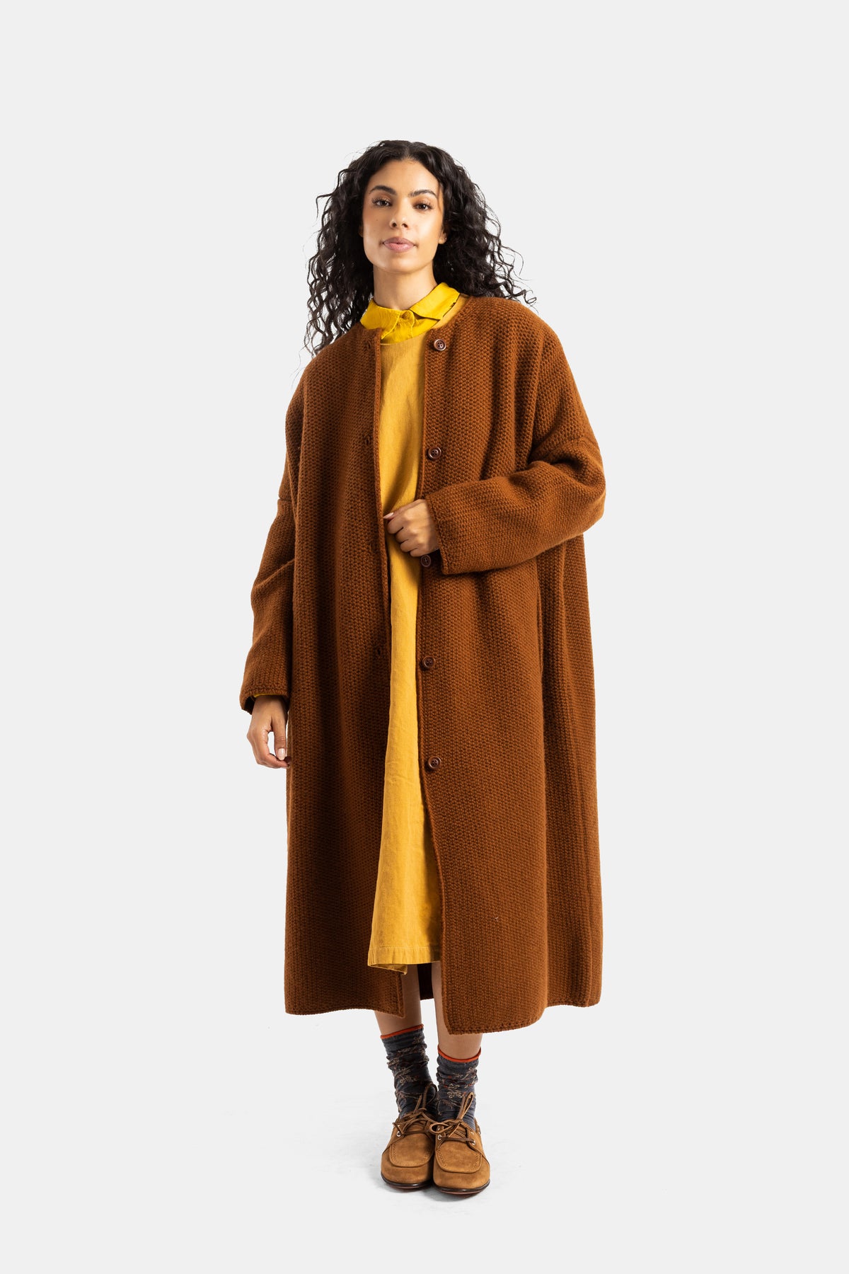 Cappotto Casey Casey Rover in maglia caramello su abito giallo senape e stivaletti in camoscio donna