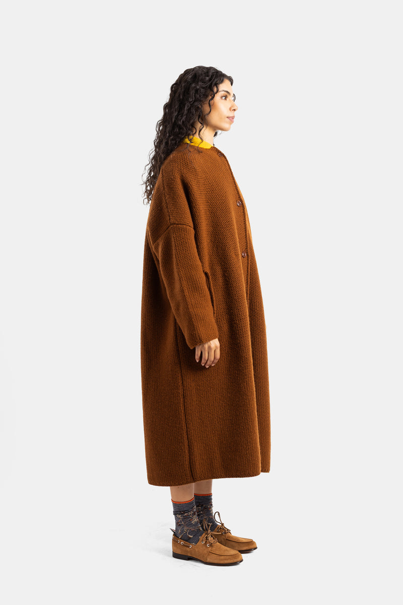 Cappotto Casey Casey Rover in lana caramello vista di profilo silhouette ampia con bottoni midi donna