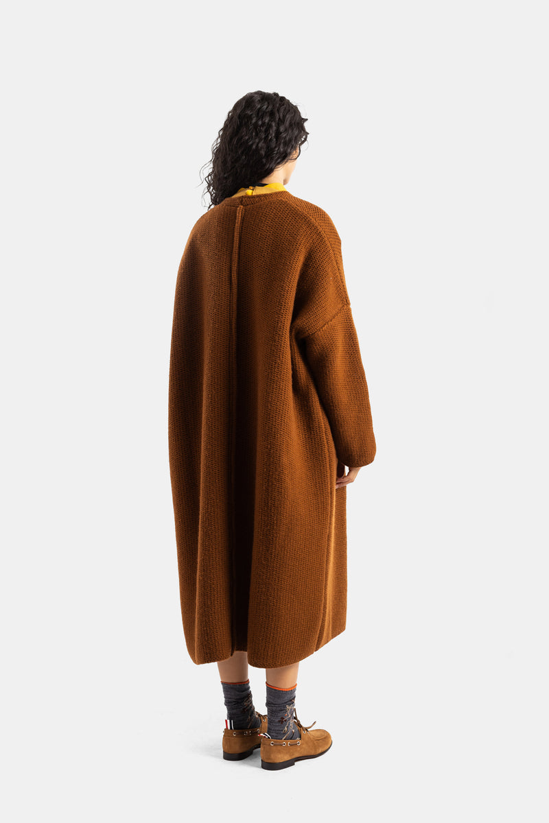 Cappotto Casey Casey Rover maglia caramello vista da dietro cucitura centrale al polpaccio con stivaletti