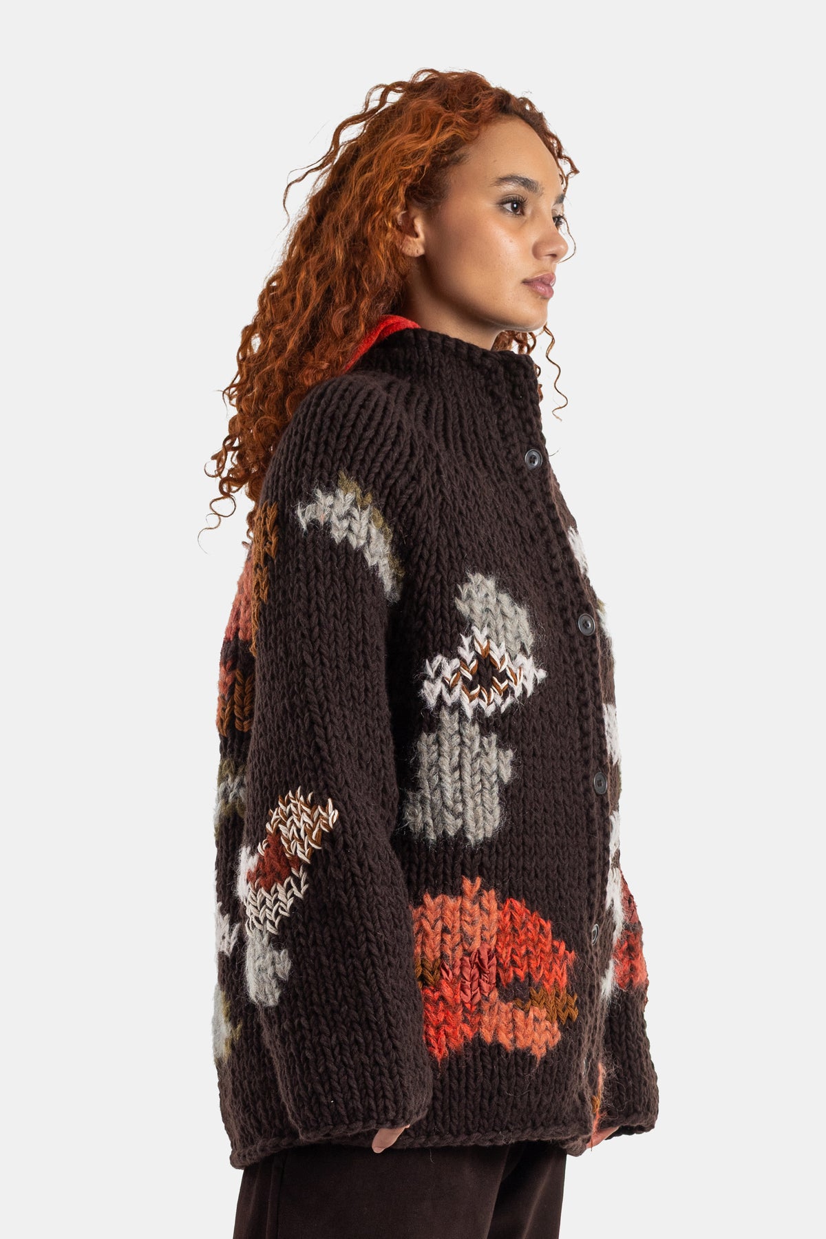 Casey Casey cardigan Flora vue de profil boutons maille chunky laine motifs patchwork automnal marron et orange