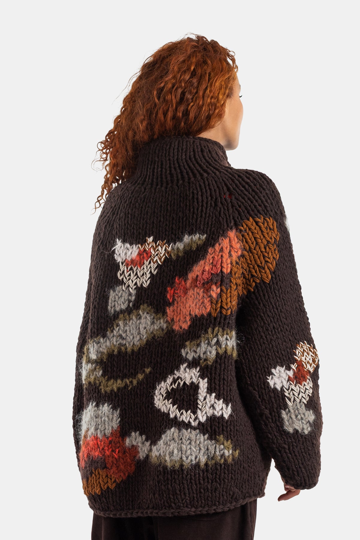 Casey Casey cardigan Flora dos intarsia camouflage abstrait marron roux et grège, col roulé grosse maille laine