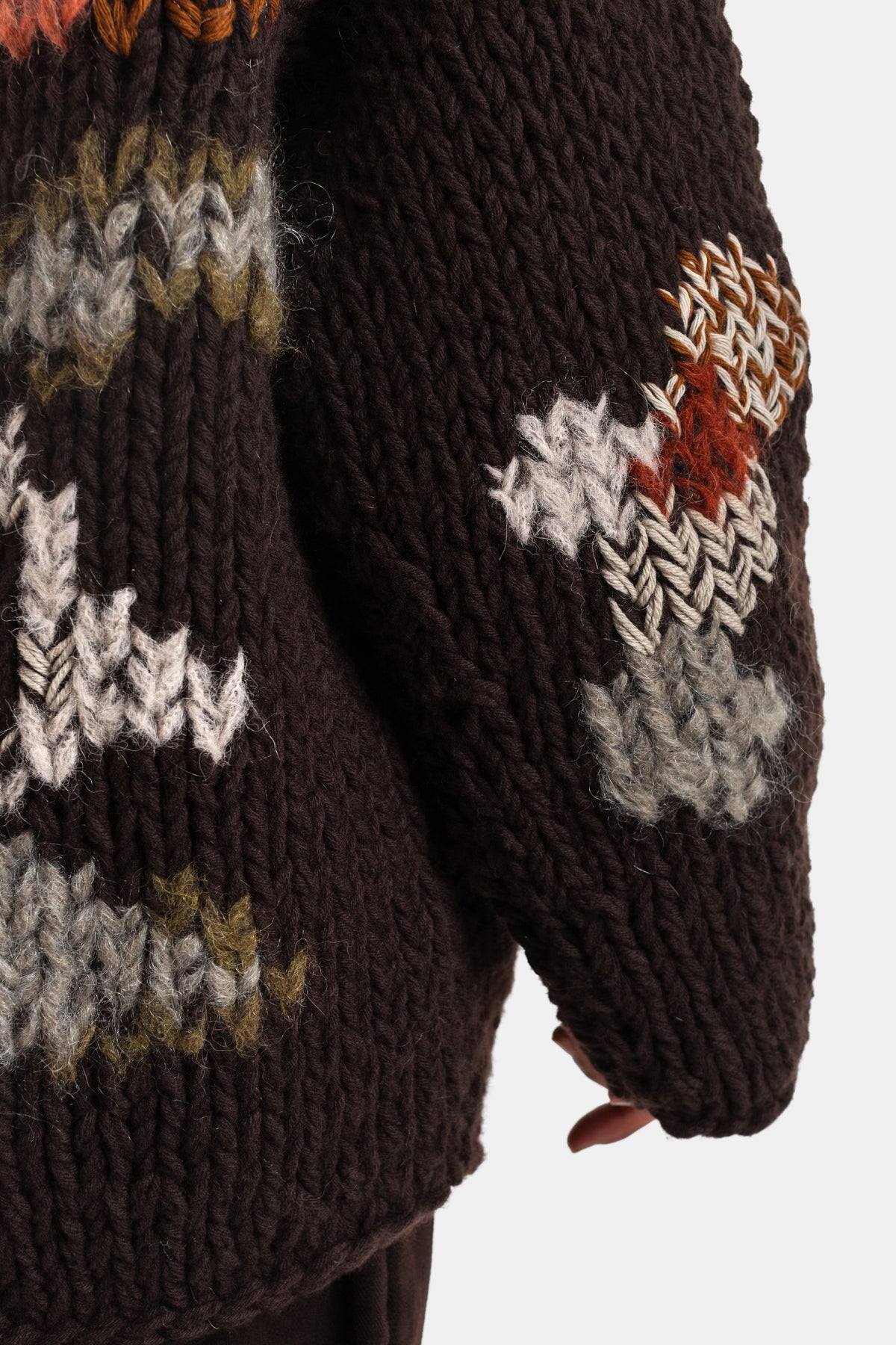 Casey Casey cardigan Flora zoom épaule et manche, textures intarsia chunky multicolores sur fond laine marron foncé